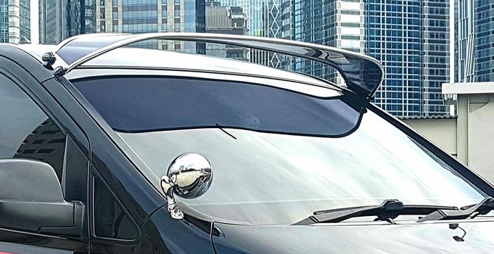 Windshield sunscreen terinspirasi dari pet atap mobil sedan lawas