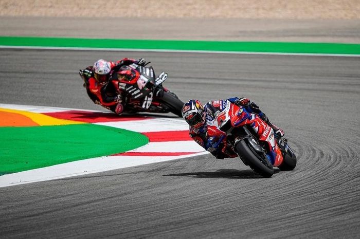 Johann Zarco ketika dikejar Aleix Espargaro. MotoGP Portugal 2022
