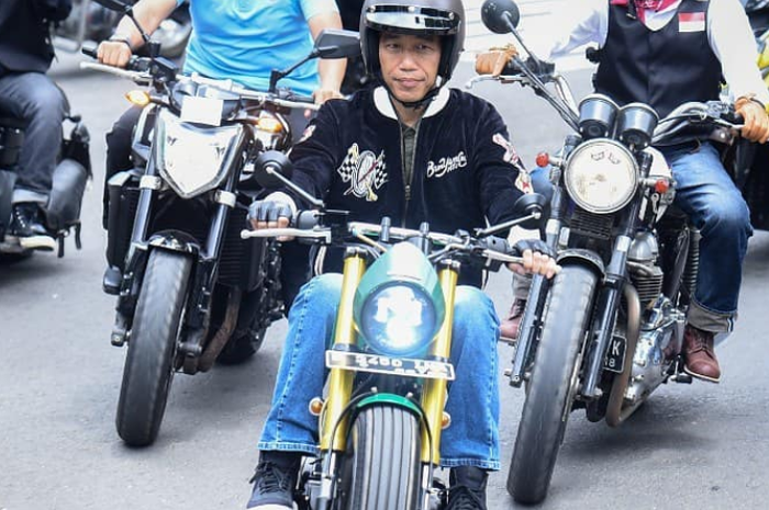 Jokowi saat riding di Bandung dengan memakai jaket Sukajan, Minggu (11/11/2018)