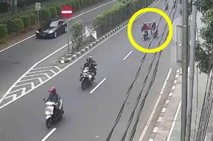 Tangkapan layar CCTV pelaku jambret di Cempaka Putih