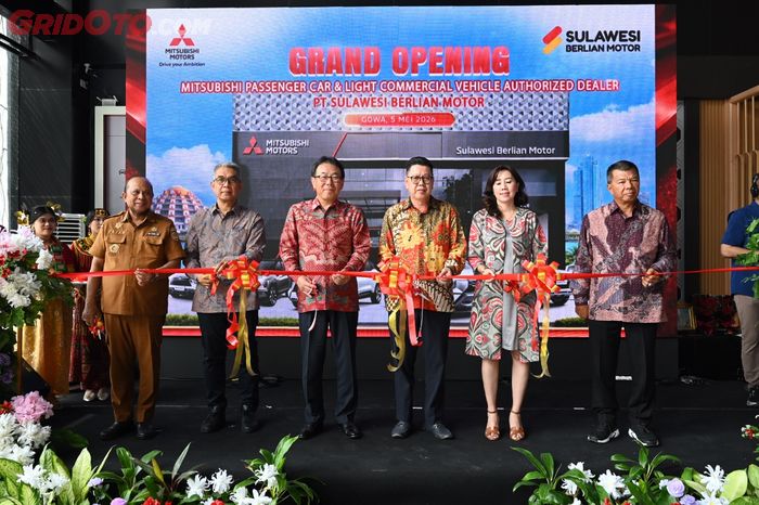 Atsushi Kurita (ketiga dari kiri) selaku Presiden Direktur MMKSI hadir langsung meresmikan fasilitas diler Mitsubishi ini 
