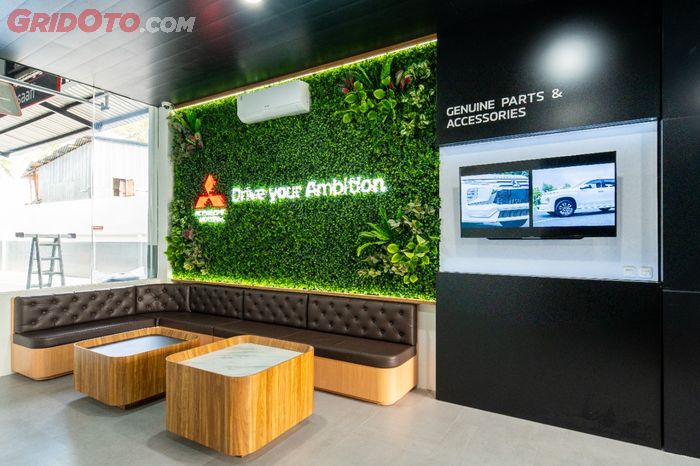 Fasilitas ruang tunggu nyaman ber-AC di diler Mitsubishi