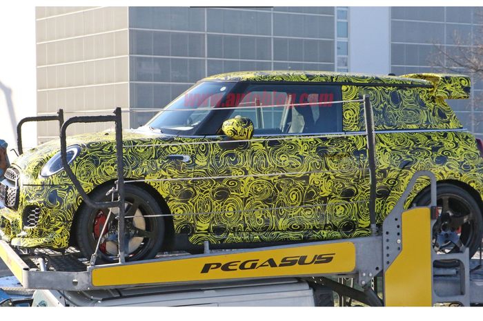 Mini John Cooper Works GP versi produksi massal tertangkap kamera sedang diangkut di atas truk