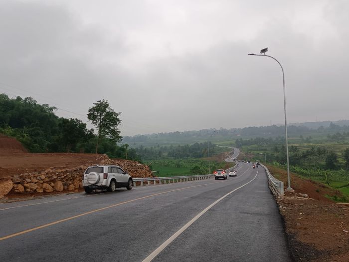 Kementerian Pekerjaan Umum dan Perumahan Rakyat (PUPR) telah menyelesaikan pembangunan Jalan Lingkar Timur Kuningan sepanjang 7,24 km di Kabupaten Kuningan, Jawa Barat.