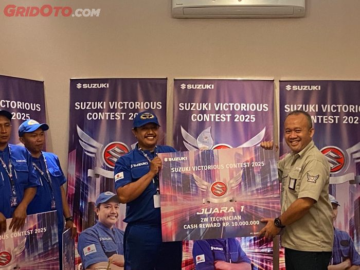 Hariadi, Asst. to Aftersales Department Head of Service SIS (kanan) memberikan penghargaan secara simbolis untuk juara pertama Victorious Contest 2025