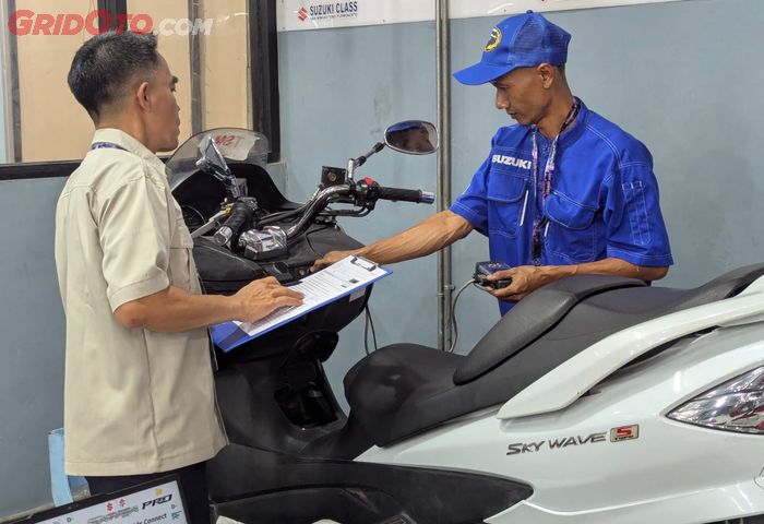 Peserta Suzuki Victorious Contest 2025 diuji melalui empat tahapan utama meliputi tes teori, tes pengukuran, tes praktik, serta sesi troubleshooting yang mensimulasikan kondisi riil di bengkel resmi