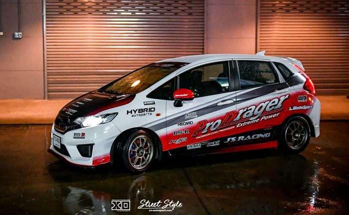Livery khas mobil balap jadi makin racing