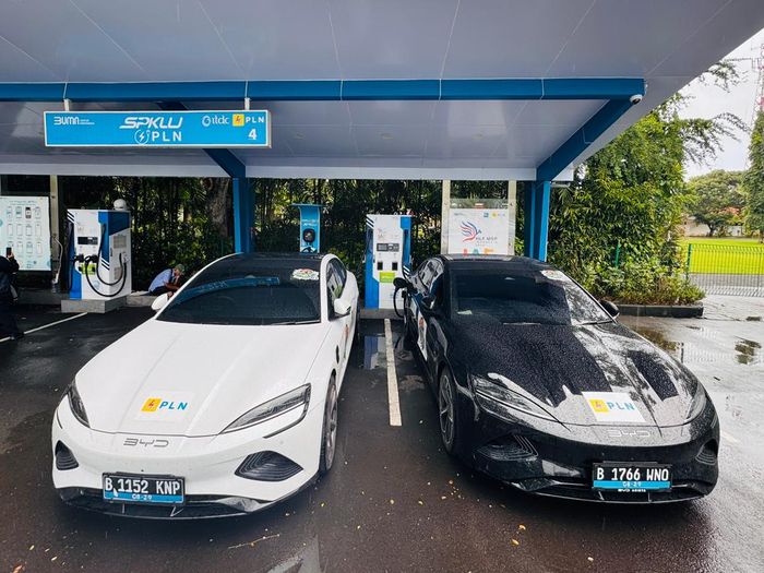 Para member KOLEKSI melakukan pengisian daya di SPKLU saat touring Jakarta - Bali.