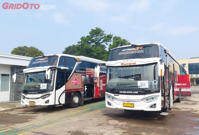 Dua dari beberapa bus mudik gratis PT ExxonMobil Lubricants Indonesia (EMLI).