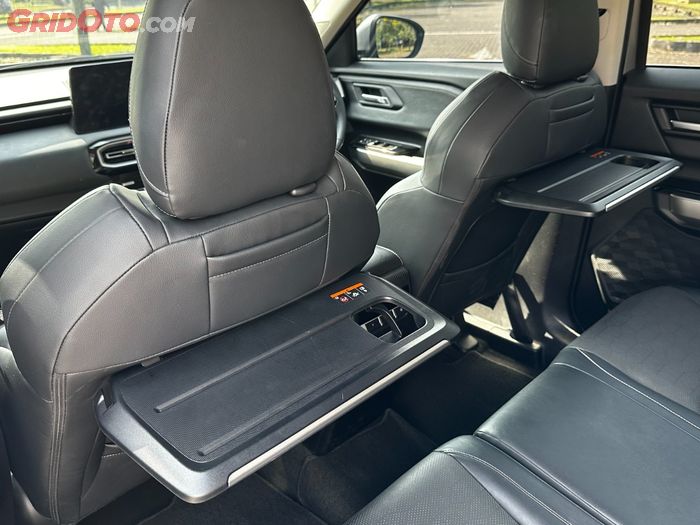 Terdapat meja lipat untuk baris kedua Mitsubishi Destinator