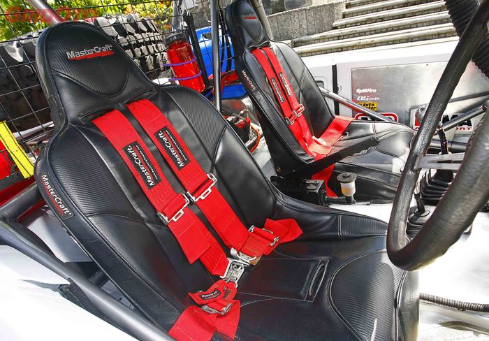 Jok dan Safetybelt 4 titik Jeep Cherokee &lsquo;gadungan&rsquo; ini dipasangi keluaran Mastercraft. 