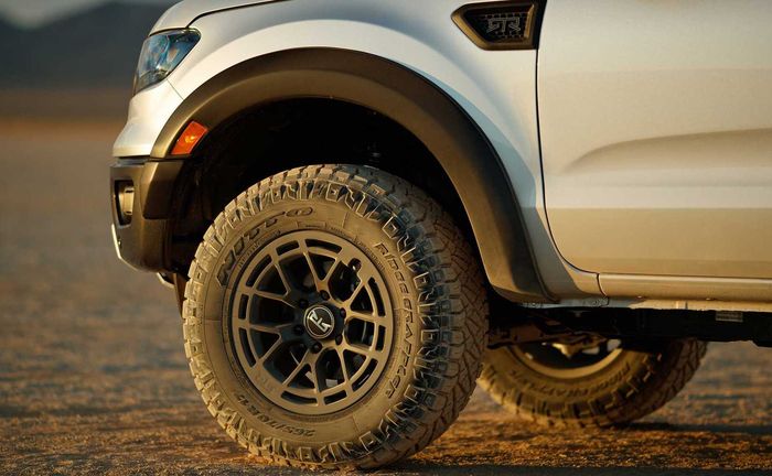 Peleknya pakai RTR Tech 6 ukuran 17 inci dengan ban Nitto Ridge Grappler 33 inci