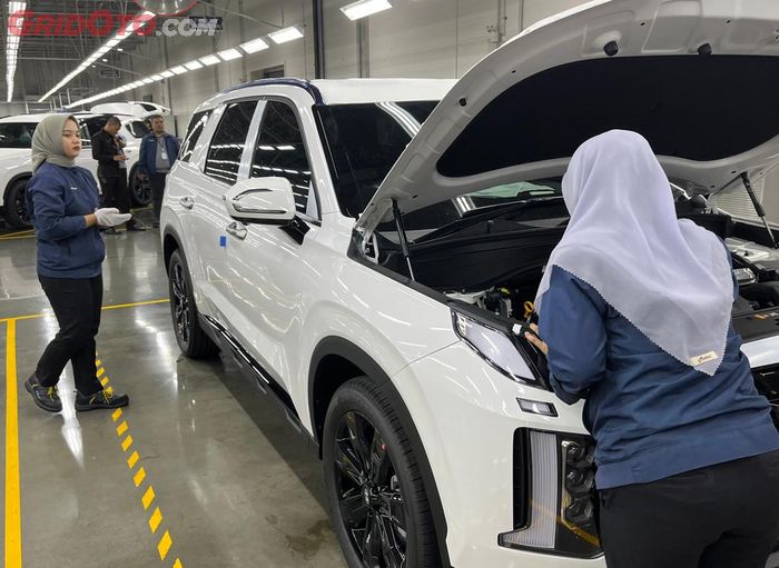 Proses inspeksi akhir pabrik Hyundai dipercayakan pada pekerja wanita.