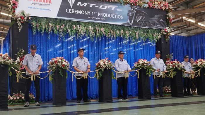 Prosesi ekspor perdana Yamaha MT-07 dilakukan secara seremonial pada Senin 18 September 2023 di head office YIMM, Pulogadung Jakarta Timur yang dihadiri oleh management YIMM
