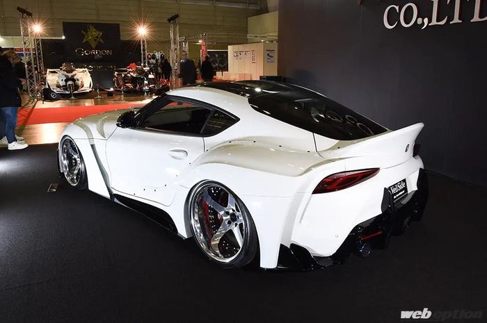 Tampilan belakang modifikasi Toyota Supra A90 hasil garapan Veilside, Jepang