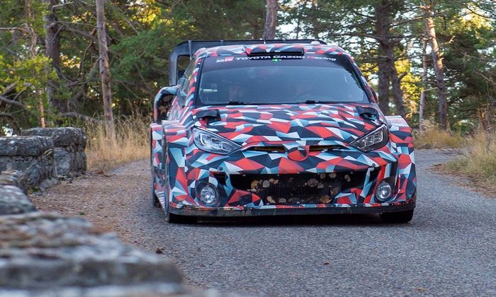 Sebastien Ogier melakukan tes mobil reli hybrid Toyota GR Yaris Rally1 pertengahan Desember 2021