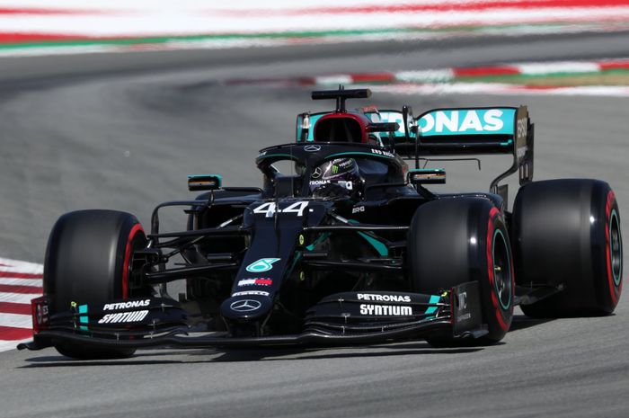 Lewis Hamilton tak terkejar, sementara Max Verstappen berhasil mengasapi Valtteri Bottas di balapan F1 Spanyol 2020