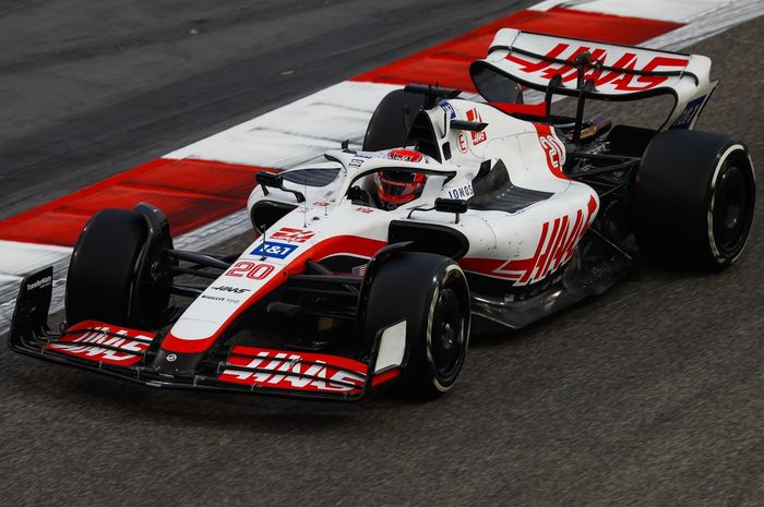 Kevin Magnussen untuk pertama kalinya mengemudikan mobil Haas VF-22 dan langsung jadi pembalap tercepat tes pramusim F1 2022 di Bahrain