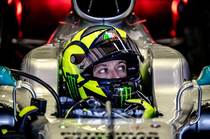 Valentino Rossi mengaku senang mengendarai mobil F1 tim Mercedes