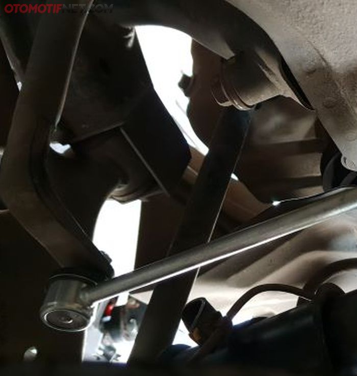 Ilustrasi link stabilzer roda depan Suzuki Ertiga old