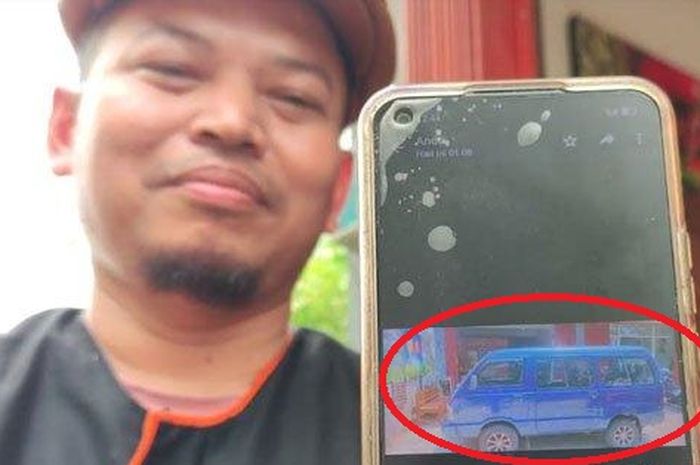 Luthfi Khotib Fathul (38) menunjukan foto Suzuki Carry miliknya yang hilang dari depan ruko tempatnya buka katering akikah di Kedungkandang, kota Malang