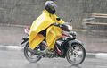 Peringatan Buat yang Pakai, Ini Bahayanya Pakai Jas Hujan Model Ponco
