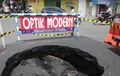 Lubang Selebar Dua Meter Muncul di Simpang Ngabean Yogyakarta, Pengendara Wajib Waspada