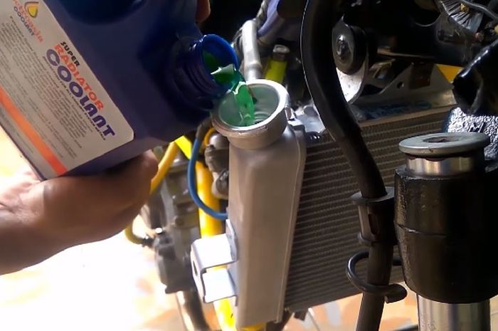 Berapa banyak coolant yang dibutuhkan saat Yamaha Jupiter MX atau MX King pakai radiator Suzuki GSX-R150 ?