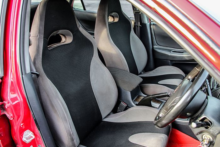 Sepasang jok depan miliki Subaru di kabin modifikasi Honda Accord Cielo