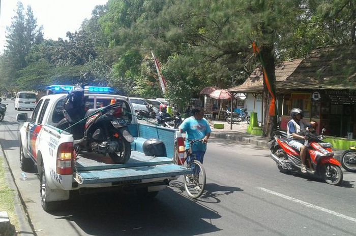 Motor matik Honda BeAT korban diangkut mobil polisi setelah ditabrak mobil Mercedez-Benz di Solo