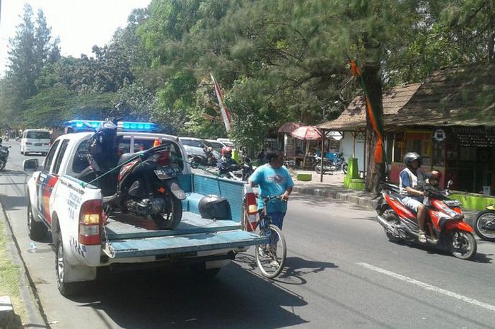 Motor matik Honda BeAT korban diangkut mobil polisi setelah ditabrak mobil Mercedez-Benz di Solo