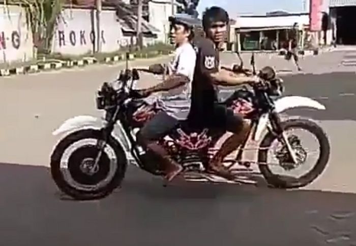 motor muka dua berbasis Suzuki TS 125