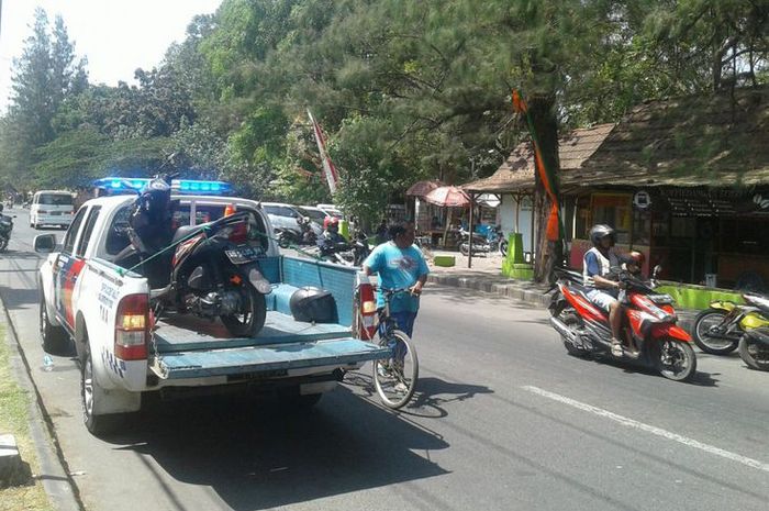 Motor korban diangkut mobil polisi setelah ditabrak mobil Mercedez Benz di Jalan KS Tubun tepat di timur Mapolresta Surakarta, Kelurahan Manahan, Kecamatan Banjarsari, Solo, Jawa Tengah, Rabu (22/8/2018).(KOMPAS.com/Labib Zamani) 