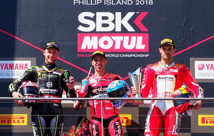 Marco Melandri (tengah) raih kemenangan kedua superbike Australia, setelah finish lebih dulu dari Jonathan Rea (kiri) dan Xavi Fores (kanan)