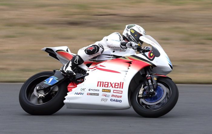 Juara 23 Isle of Man TT diatas Mugen Shinden Roku