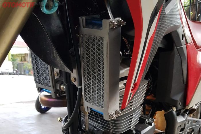 Dimensi oil cooler pas banget untuk sembunyi di balik shroud CRF 150L