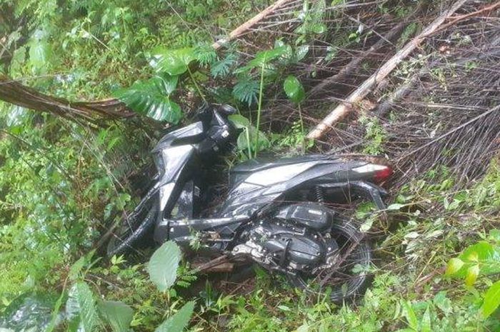 Kondisi motor yang terperosok ke jurang sedalam 50 meter