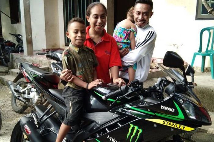 Rivaldy Elvans Krisna Sopbaba berpose diatas Yamaha R15 bersama keluarga.