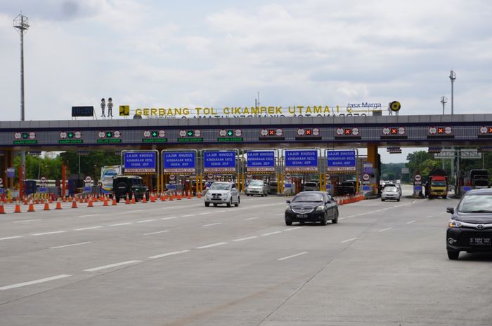 Ilustrasi. Kendaraan yang melintas dari Gerbang Tol Cikampek Utama I selama arus balik libur Natal 2020.