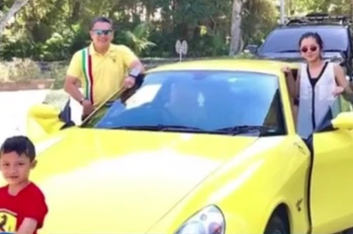 (kiri) Bambang Soesatyo bersama anak dan istri dengan mobil mewahnya