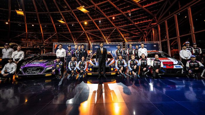 Presiden FIA yang baru Mohammed Ben Sulayem foto bersama tiga tim peserta kelas Raly1 di WRC 2022