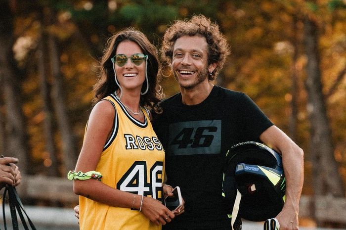 Sebelum dinyatakan Covid-19, Valentino Rossi sempat rayakan ulang tahun sang kekasih.
