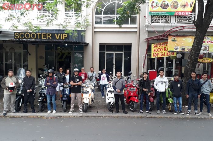 Peserta Fun Ride &amp; Coaching Clinic Scooter VIP foto bersama sebelum berangkat