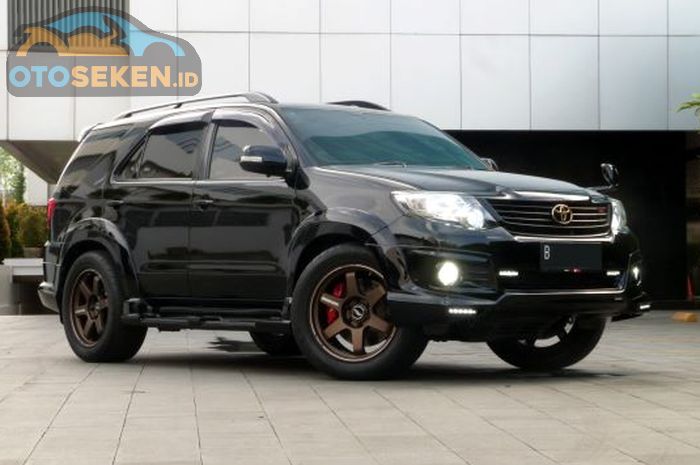 Toyota Fortuner 2.7 V bermesin bensin generasi pertama