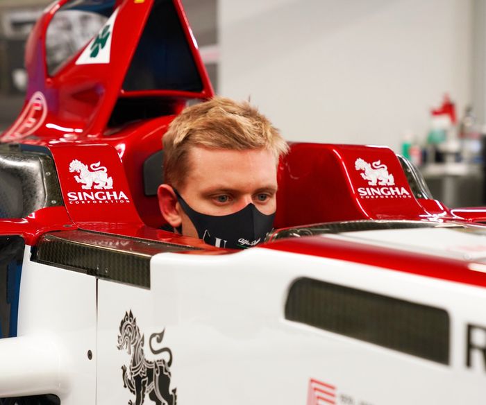 Sebagai persiapan, Mick Schumacher mengunjungi markas tim Alfa Romeo dan mencoba duduk di kokpit mobil Alfa Romeo C39