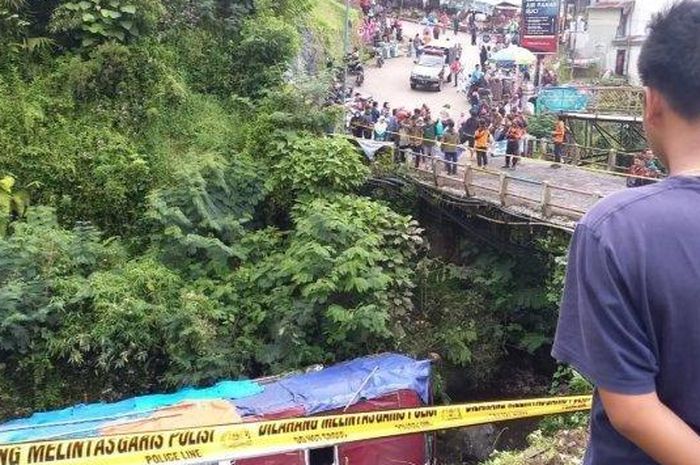 Kecelakaan bus pariwisata di kawasan wisata Gudi, Tegal 7 Mei 2023