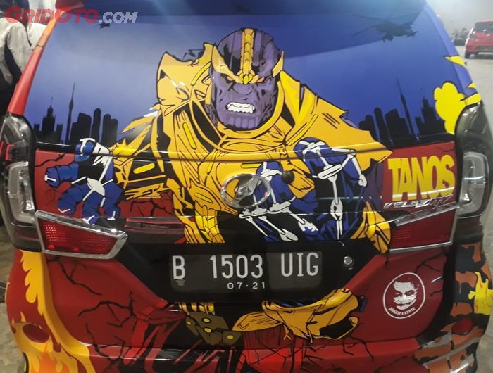 Cutting sticker Thanos, superhero Marvel di pintu belakang Avanza Veloz