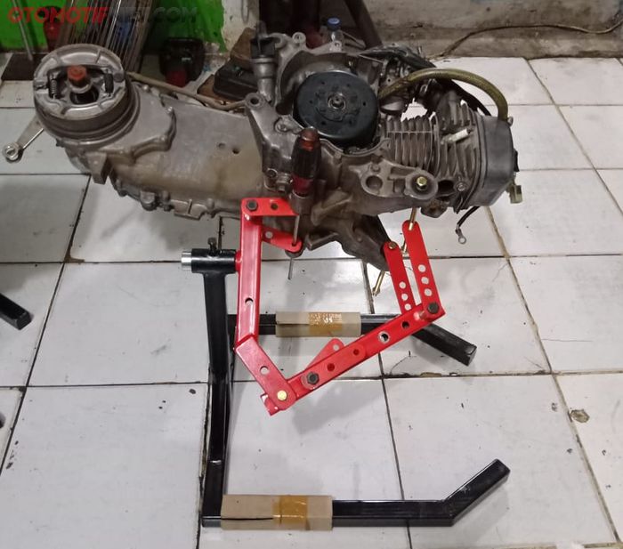 Engine stand bisa juga dimiringkan untuk memasukan cairan ke lubang busi saat ingin mengukur kompresi mesin