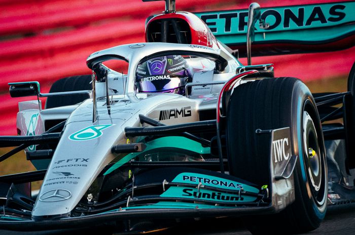 Lewis Hamilton melakukan shakedown mobil Mercedes W13 yang akan dipakainya di musim balap F1 2022
