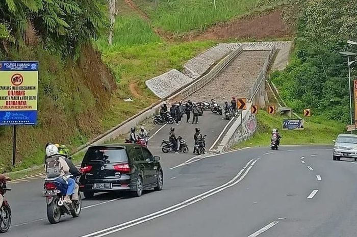 ROmbongan pengendara motor viral karena tertangkap kamera nongkron di jalur keselamatan